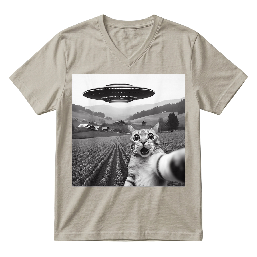 Product Cat Selfie with Alien UFO Funny Cat Gifts for Men Women Kid T Shirt V-Neck T-shirt